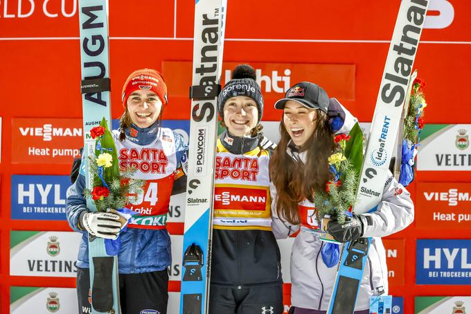 Na stopničkah sta Niki Prevc danes družbo delali Nemka Selina Freitag in Kanadčanka Aleksandria Loutitt. Te tri tekmovalke so prva tri mesta zasedale že po prvi seriji. | Foto: Guliverimage