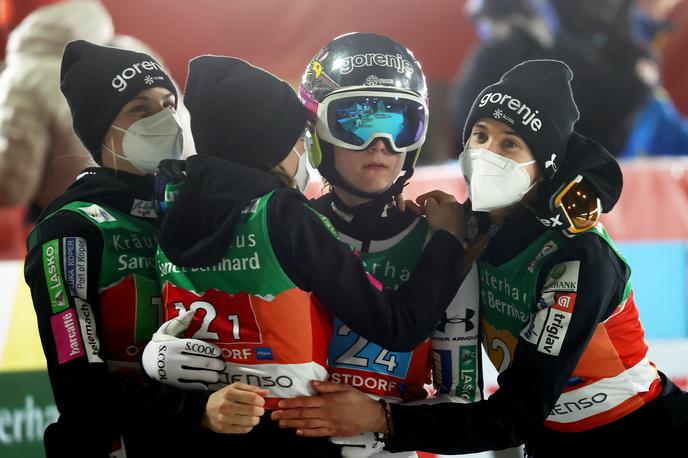 Slovenske skakalke | Nika Križnar, Urša Bogataj, Špela Rogelj in Ema Klinec so osvojile srebrno medaljo. Za vsega 1,4 točke so bile oddaljene od velikega zlata. | Foto Reuters