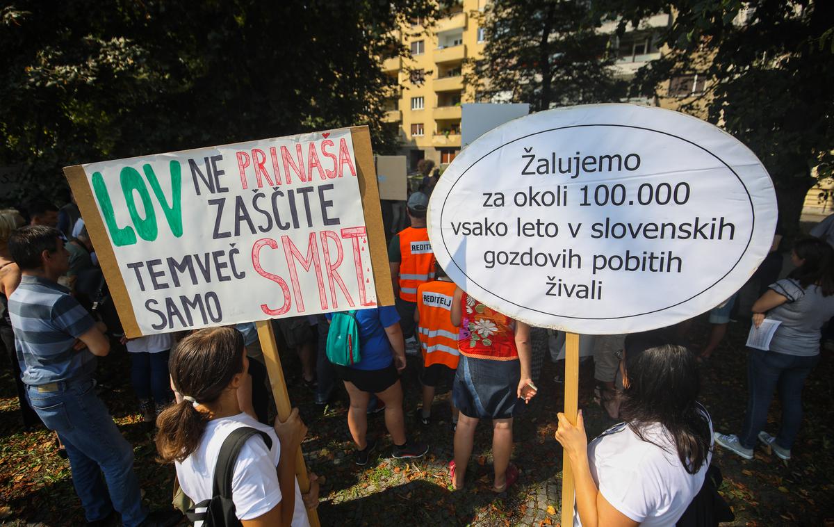 Protest proti odstrelu | Protestniki so pristojne med drugim pozvali, naj ustavijo odstrel volka in medveda. | Foto STA