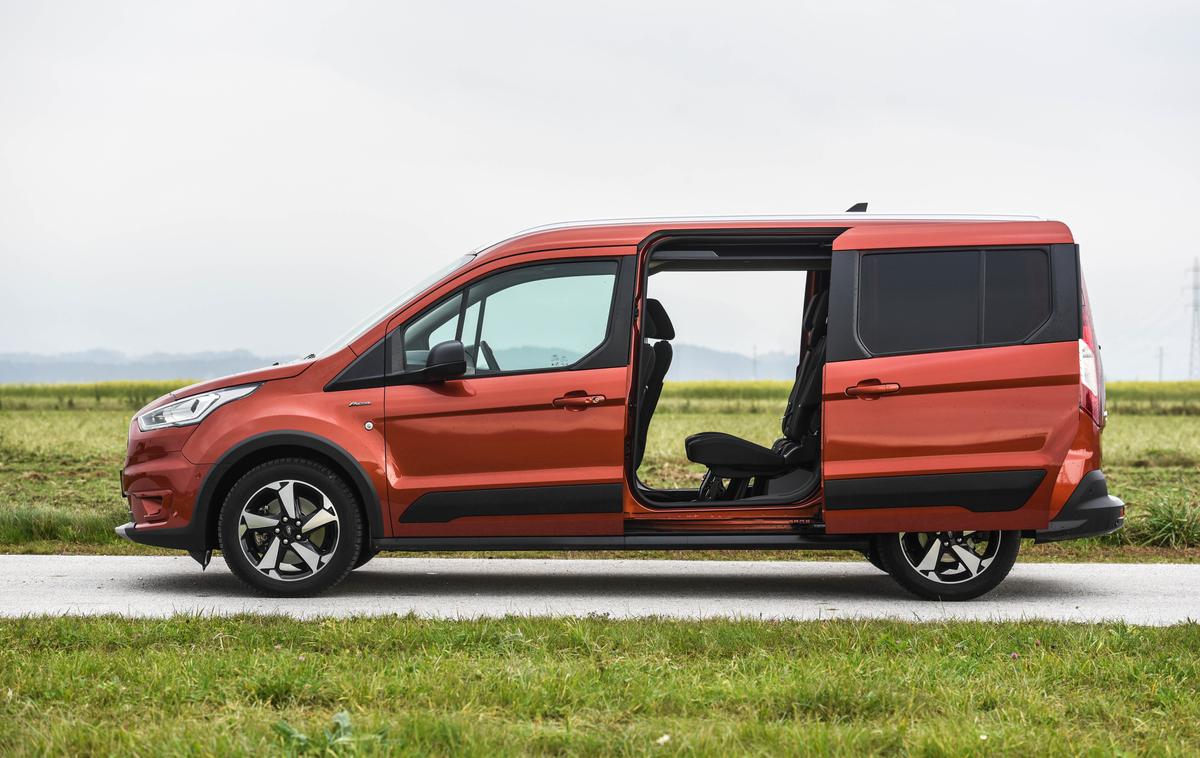 Ford grand tourneo connect | Srednja stopnja opreme titanium vključuje srebrni strešni letvi in panoramsko steklo, active pa dodaja 17-palčna platišča. | Foto Gašper Pirman