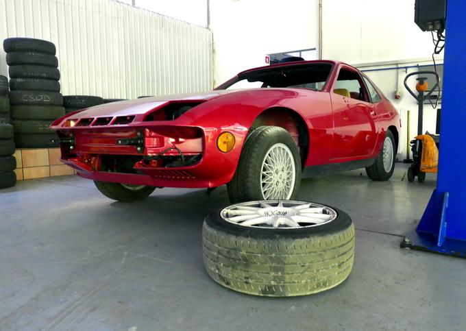 Rdeči porsche 924 turbo. Neki Švicar ga je pred leti pustil v Postojni in ga nikoli ni odpeljal domov. Peljhan ga je dobil na dražbi. | Foto: 