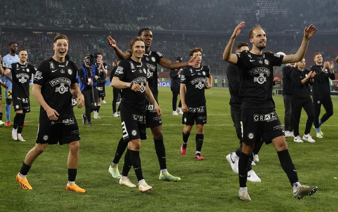 Veselje Tomija Horvata (skrajno levo), Jona Gorenca Stankovića (desno) in soigralcev po zmagi v finalu pokala nad Rapidom | Foto: Reuters