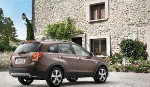 Chevrolet captiva s popravljenim nosom in pomlajeno ritko