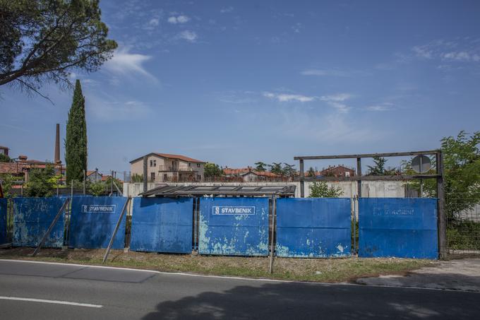 Koprski gradbinec Stavbenik je pred stečajem zgradil konstrukcijo podzemne garaže in del pritličja. | Foto: Matej Leskovšek