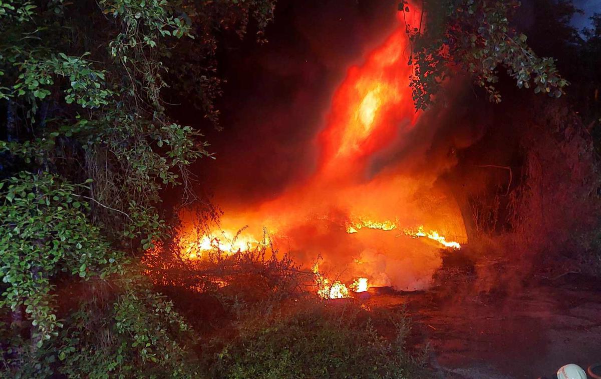 požar, pnevmatike, Brežice | Gasilci so ostali na nočni straži.  | Foto PGD Skopice