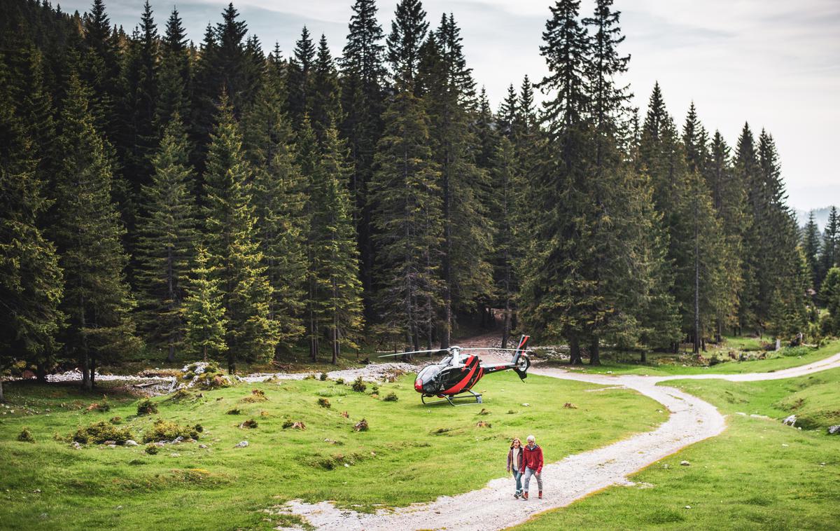 Večerja pod zvezdami | Na večerjo pod zvezdami, ki jo prirejajo na Planšariji Dolga njiva pod Košuto, se po novem lahko pripeljete kar s helikopterjem. | Foto Peter Podobnik