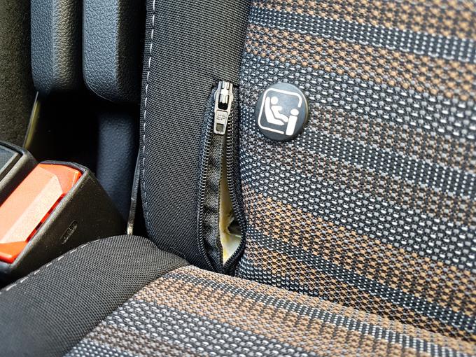 Sidrišča isofix so skrita v sedeže z zadrgo. Nekoliko težje jo je odpeti, nato so enostavno dostopna. | Foto: Gregor Pavšič