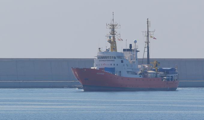 Italijanski notranji minister iz vrst Lige Matteo Salvini je v minulih dneh že prepovedal izkrcanje več sto migrantov z ladje Aquarius v Italiji, ki so jih nato danes sprejeli v Španiji. | Foto: Reuters