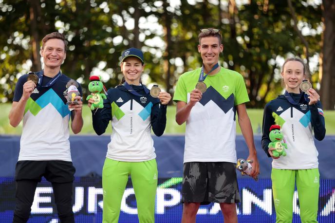 Evropske igre, skakalci, bron na mešani tekmi, Zakopane | Nika Prevc, Nika Križnar, Timi Zajc in Anže Lanišek so na mešani tekmi smučarjev skakalcev v Zakopanah osvojili bronasto medaljo. | Foto OKS/Aleš Fevžer