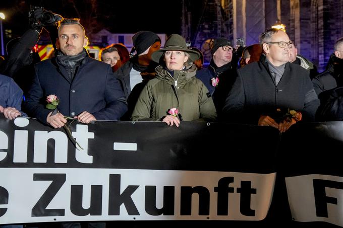 Weil ima protipriseljensko AfD za t. i. politične požigalce. Prepričan je, da s shodi, kot je bil shod v Magdeburgu 23. decembra lani (v sredini sovoditeljica AfD Alice Weidel, ki je kanclerska kandidatka stranke), izkoriščajo zločin za nabiranje političnih točk. Shod AfD je bil organiziran po napadu v Nemčiji živečega savdskega državljana na magdeburškem božičnem sejmu.  | Foto: Guliverimage