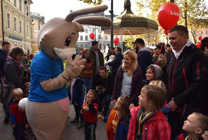 Največ pozornosti pri najmlajših vzbudijo maskote, s katerimi se vsak želi fotografirati.  | Foto: Bobo