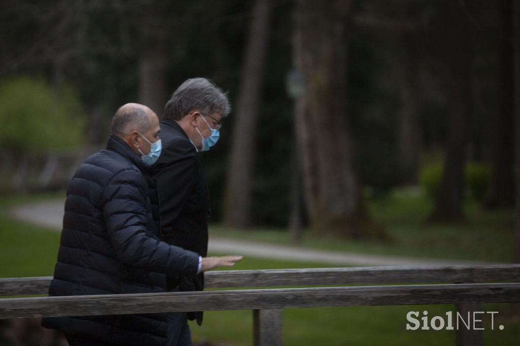 Slovesnost ob odkritju spominskega obeležja Demos na Račjem otoku na Brdu pri Kranju