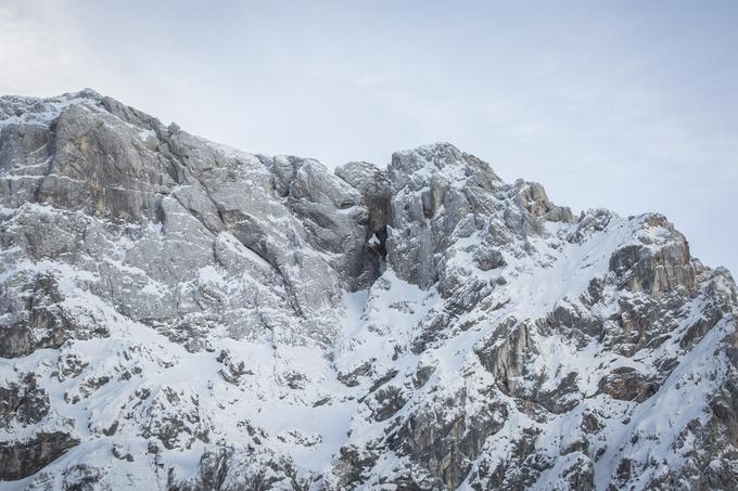 Pogledi na zasnežene vrhove so lahko zalo mamljivi, a za to mamljivo podobo se skriva marsikatera past. | Foto: 