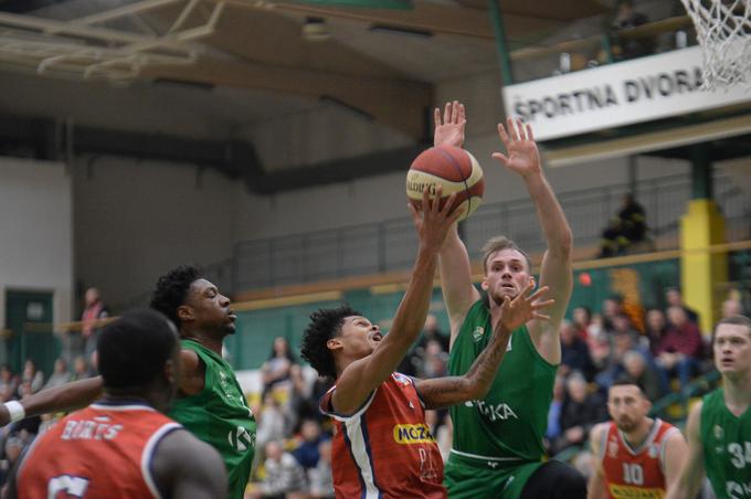 Krka je v šestem nastopu pred domačo publiko v ligi Aba zabeležila prvo zmago v tej sezoni v dvorani Leona Štuklja.  | Foto: Drago Perko/kosarka.si