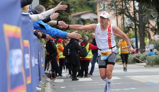 Pretekel je že 100 maratonov, vsega skupaj pa že neverjetnih 38 tisoč kilometrov #video