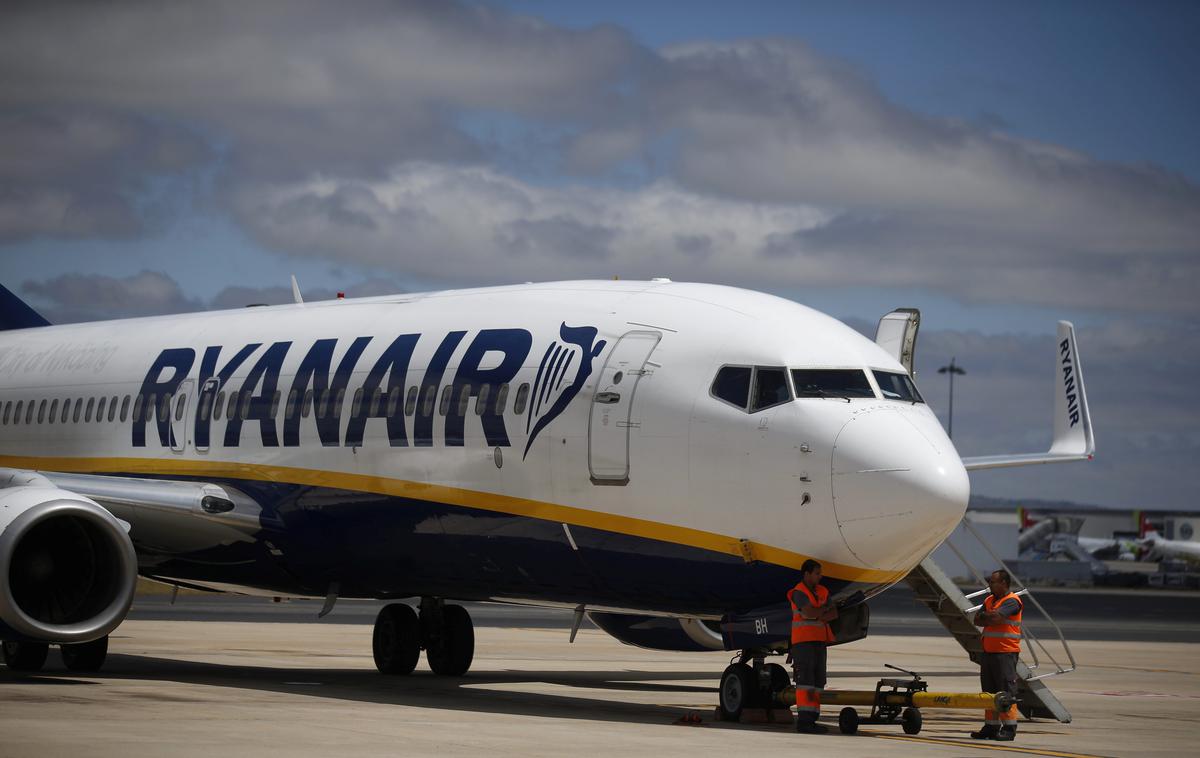 Letalo Ryanair | Na specializiranem slovenskem letalskem portalu Sierra5.net navajajo, da lahko Ryanairova letala kljub trem mednarodnim letališčem v Sloveniji pristajajo le na ljubljanskem in mariborskem letališču, saj je steza na portoroškem prekratka. | Foto Reuters