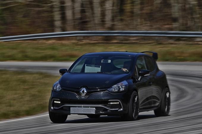 Črn clio R.S.16 je namenjen preizkušanju in uglaševanju mehanike na dirkališču in v laboratoriju. | Foto: Renault