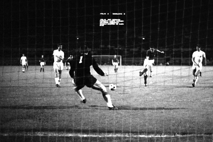 Trenutek, ko je Pietro Anastasi premagal Ilijo Pantelića in na ponovljeni finalni tekmi povišal prednost na 2:0. | Foto: Guliverimage/Vladimir Fedorenko