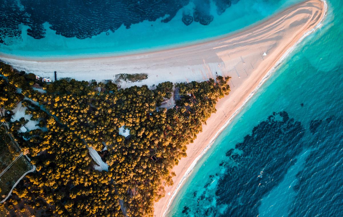 Brač, plaža, hrvaška, morje | Hrvaška turistična ponudba se je razširila in po novem si kopanje s konji lahko privoščimo tudi pri naših južnih sosedih. | Foto Shutterstock