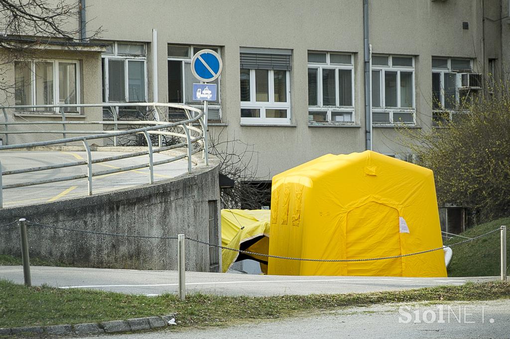 Kontejnerji pred UKC Ljubljana