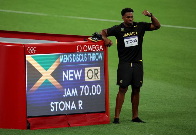 Olimpijski prvak v metu diska je Jamajčan Roje Stona. | Foto: Reuters