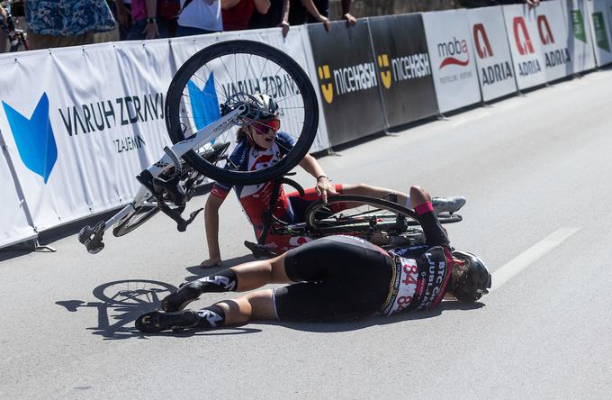 Tia Špringer in Špela Colnar sta se v cilju zapletli in padli. | Foto: Vid Ponikvar