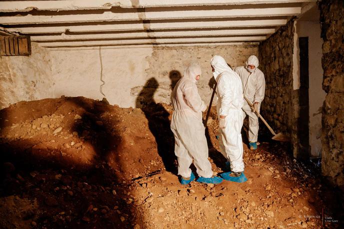 Sodišče v Podgorici, tunel |  Po poročanju tujih medijev naj bi v predoru našli tudi nekaj predmetov, s katerih se bo verjetno dalo izločiti material za preiskavo DNK.  | Foto Vlada Črne Gore