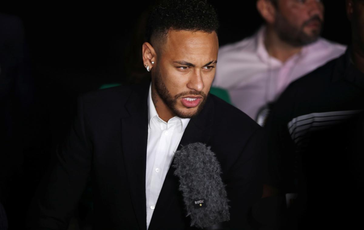 Neymar | Neymar je na policijski postaji preživel kar pet ur, preden jo je zapustil na berglah. | Foto Reuters