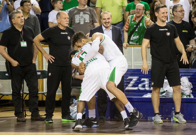 Američana Brandon Jefferson in Devin Oliver sta bila spet zelo razpoložena. Prvi je dosegel 30 točk, drugi pa postal MVP finalne serije. | Foto: Vid Ponikvar