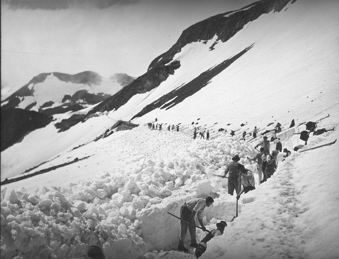 Čiščenje ceste v tridesetih letih prejšnjega stoletja | Foto: Grossglockner Hochalpenstrasse