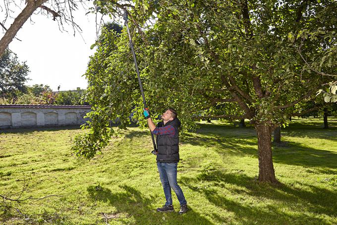 Nastavljiv kot rezanja lahko prilagajate s tal, kar olajša natančno rezanje vej v smeri rasti. | Foto: Gardena