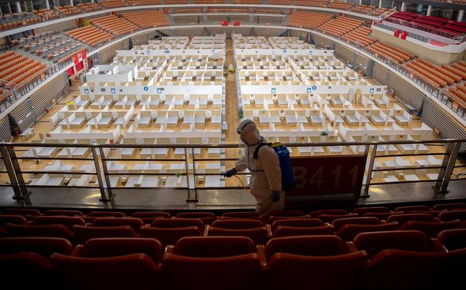 Korona - začasne bočlnice na športnih objektih | Foto: Reuters