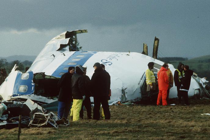 Lockerbie | Prizorišče tragedije v škotskem mestecu Lockerbie, ki se je zgodila 21. decembra leta 1988. Napad se je zgodil le nekaj mesecev po sestrelitvi iranskega letala nad Perzijskim zalivom, za katerega so bili odgovorni na letalonosilki ZDA. Bi namesto tajnega agenta Libijcev odgovorne za tragedijo nad Lockerbiejem res morali iskati v Iranu? | Foto Reuters