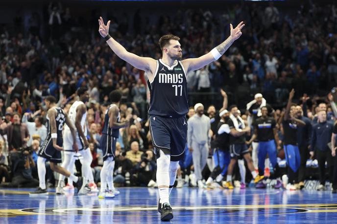 Luka Dončić | Luka Dončić se veseli uvrstitve v četrtfinale pokala NBA. A je bila potrebna prava drama, da so si Dallas Mavericks zagotovili vstopnico za Las Vegas. | Foto Reuters