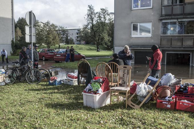 Ljudem je ponovno zalilo kleti in marsikomu tudi avtomobile v garaži. Poplave so se namreč ponovile na več območjih, ki so bila prizadeta že leta 2010. | Foto: 