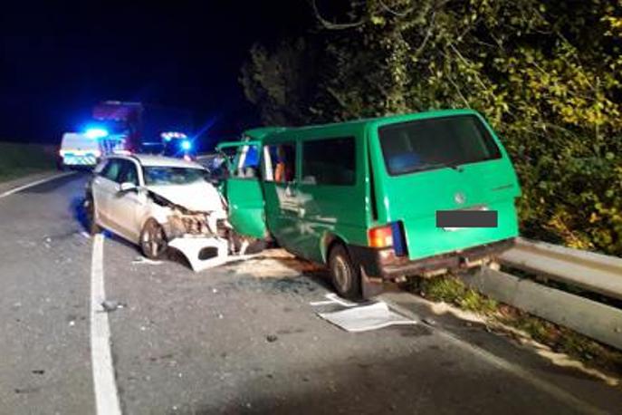 foto smrtna Doljna Težka Voda, Dolenjska | Regijski center za obveščanje je bil o prometni nesreči obveščen iz mercedosevega klicnega centra, medtem ko je prvi klic na številko o prometni nesreči prišel deset minut kasneje. | Foto PU Novo mesto