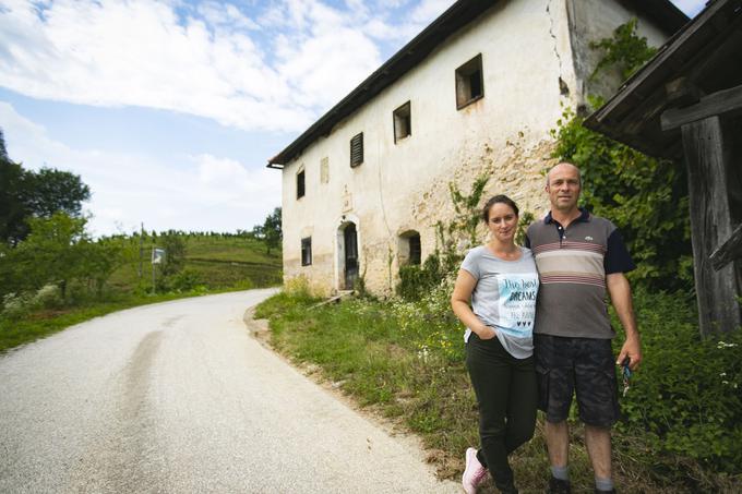 Poleg nasadov sta kupila tudi zapuščeno hišo. Nekoč jo želita preurediti v nastanitve. | Foto: Bojan Puhek