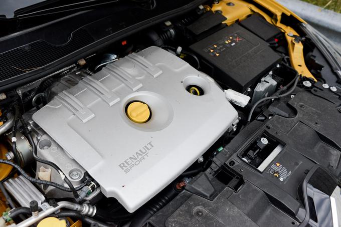 Dvolitrski štirivaljni motor z močjo 201 kilovata (275 "konjev). Elektromotor v BMw i3 je seveda tudi dimenzijsko bistveno manjši. | Foto: Ciril Komotar