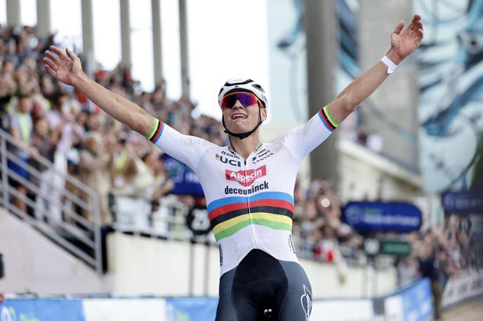 Mathieu van der Poel, Pariz - Roubaix 2024 | Mathieu van der Poel je še drugič zapored zavladal na kraljici klasik, dirki Pariz–Roubaix. | Foto Guliverimage