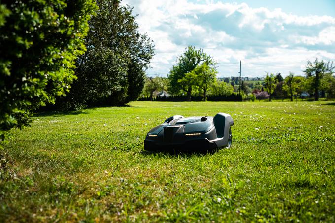 Nega trate z robotsko kosilnico postane preprosta in lahka. | Foto: Getty Images