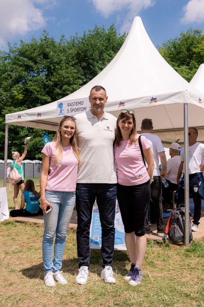 Med reko tekačic v Tivoliju se je pomešal tudi selektor moške košarkarske reprezentance Rado Trifunović. | Foto: Dean Dubokovič