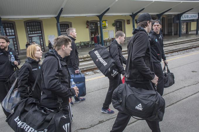 … in se takole odpravili proti vlaku, ki jih je odpeljal proti Budimpešti ... | Foto: Matej Leskovšek