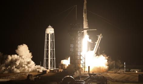 Proti ISS poletela raketa podjetja SpaceX s štirimi astronavti #foto #video