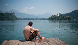 Močan smrad in madeži pri priljubljeni plaži ob Blejskem jezeru