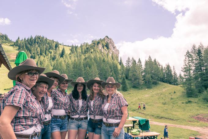 Plesalke plesne skupine Cowboy ritem so se predstavile z venčkom plesov, pohodnike pa naučile nekaj plesnih korakov. | Foto: Sebastian Plavec