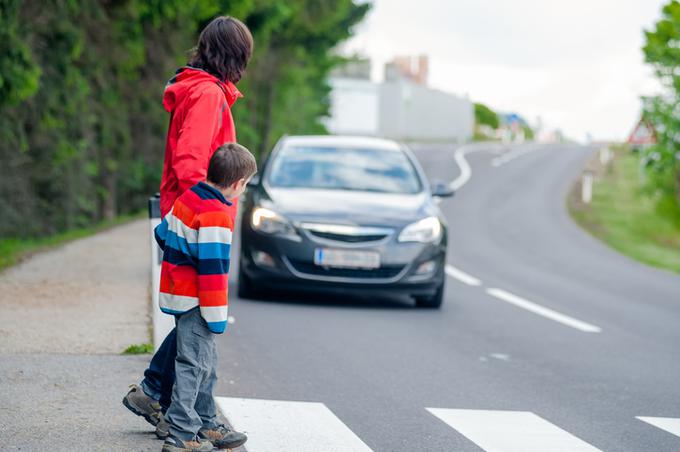 Letos je v Sloveniji šest (55 %) pešcev umrlo v naselju, 5 pa jih je umrlo na cestah izven naselja (2 na avtocesti).  | Foto: 