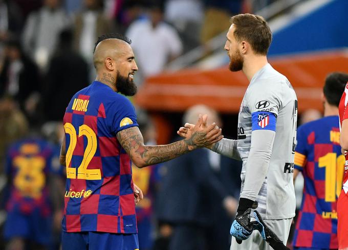 Jan Oblak proti Barceloni do zdaj ni bil najuspešnejši. Le dvakrat je zmagal, trikrat remiziral in doživel kar deset porazov, a se je zato nazadnje, ko se je z Atleticom udaril proti Kataloncem, januarja letos v polfinalu španskega superpokala veselil zmage s 3:2. | Foto: Reuters