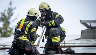 Močan veter v Medvodah odkrival strehe in podiral drevesa