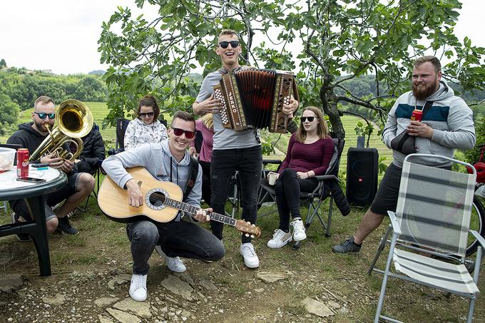 Ansambel Prava stvar v akciji že navsezgodaj ...  | Foto: Ana Kovač