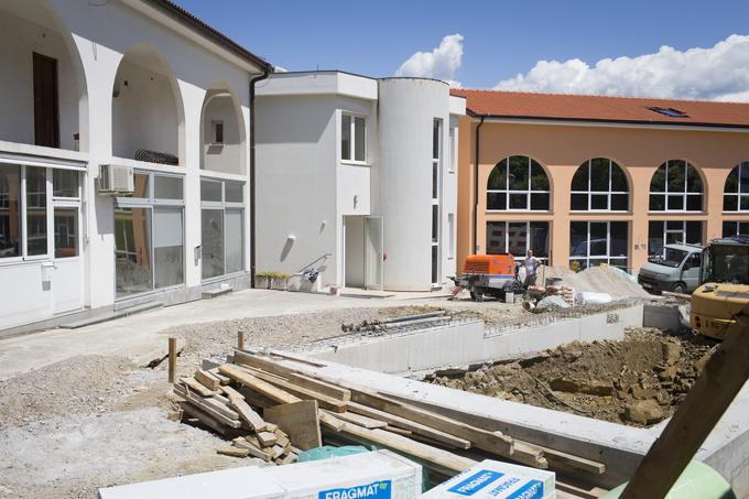 Medtem ko levi objekt ob nekdanji glavni cesti med Izolo in Portorožem tam stoji že vsaj dve desetletji, sta bila sredinski in desni objekt dograjena leta 2008. Sredinski bo prihodnji teden na prodaj po izklicni ceni 600 tisoč evrov. | Foto: Bojan Puhek